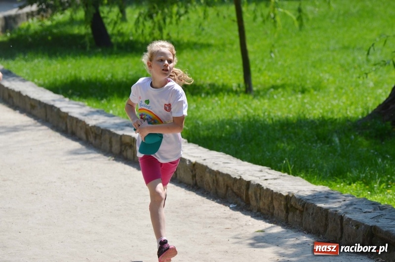 Zdjęcie w galerii na portalu naszraciborz.pl: Upał im niestraszny. Setki młodych biegaczy na starcie Raciborskiego Biegu Profilaktycznego  wiadomości z regionu