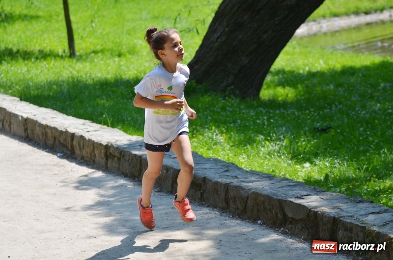 Zdjęcie w galerii na portalu naszraciborz.pl: Upał im niestraszny. Setki młodych biegaczy na starcie Raciborskiego Biegu Profilaktycznego  wiadomości z regionu
