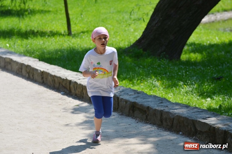 Zdjęcie w galerii na portalu naszraciborz.pl: Upał im niestraszny. Setki młodych biegaczy na starcie Raciborskiego Biegu Profilaktycznego  wiadomości z regionu