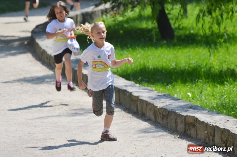 Zdjęcie w galerii na portalu naszraciborz.pl: Upał im niestraszny. Setki młodych biegaczy na starcie Raciborskiego Biegu Profilaktycznego  wiadomości z regionu