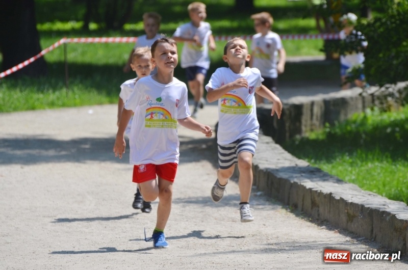 Zdjęcie w galerii na portalu naszraciborz.pl: Upał im niestraszny. Setki młodych biegaczy na starcie Raciborskiego Biegu Profilaktycznego  wiadomości z regionu
