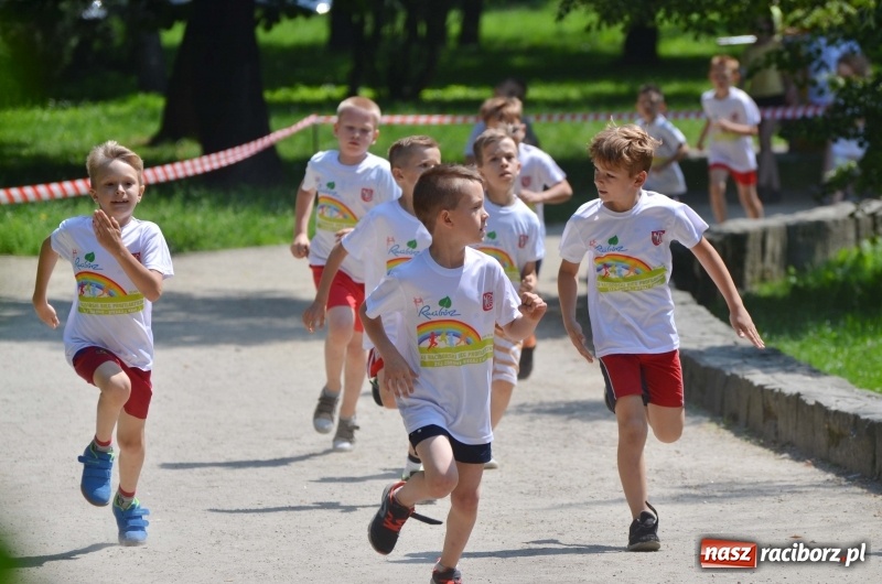 Zdjęcie w galerii na portalu naszraciborz.pl: Upał im niestraszny. Setki młodych biegaczy na starcie Raciborskiego Biegu Profilaktycznego  wiadomości z regionu