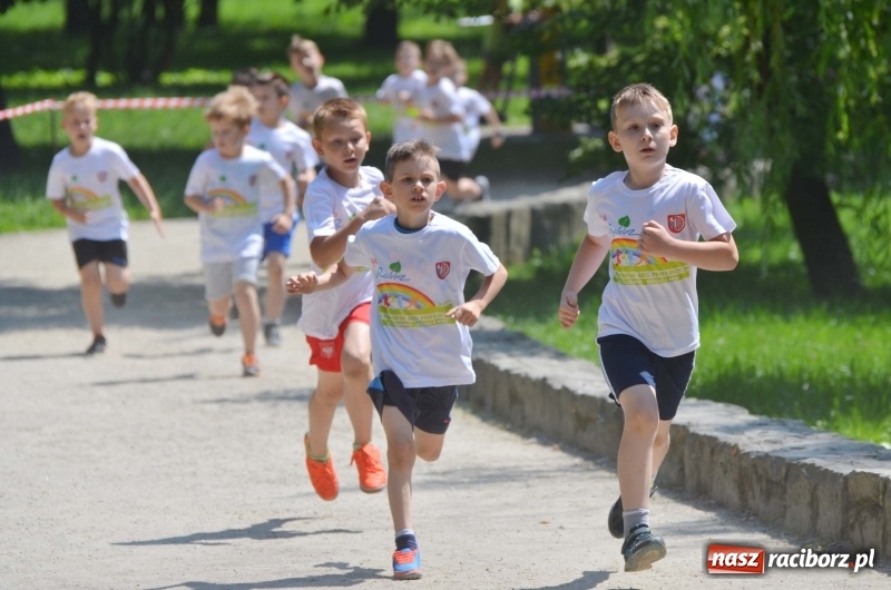 Zdjęcie w galerii na portalu naszraciborz.pl: Upał im niestraszny. Setki młodych biegaczy na starcie Raciborskiego Biegu Profilaktycznego  wiadomości z regionu