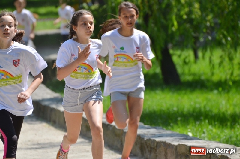 Zdjęcie w galerii na portalu naszraciborz.pl: Upał im niestraszny. Setki młodych biegaczy na starcie Raciborskiego Biegu Profilaktycznego  wiadomości z regionu
