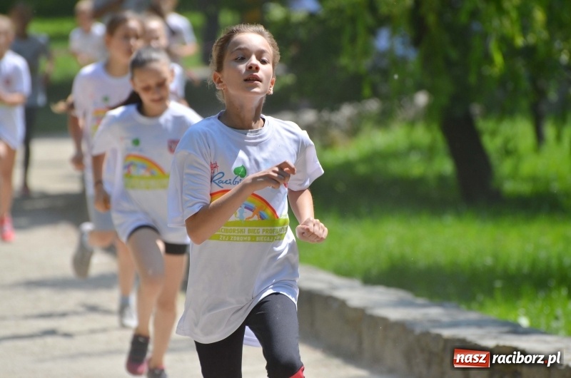 Zdjęcie w galerii na portalu naszraciborz.pl: Upał im niestraszny. Setki młodych biegaczy na starcie Raciborskiego Biegu Profilaktycznego  wiadomości z regionu