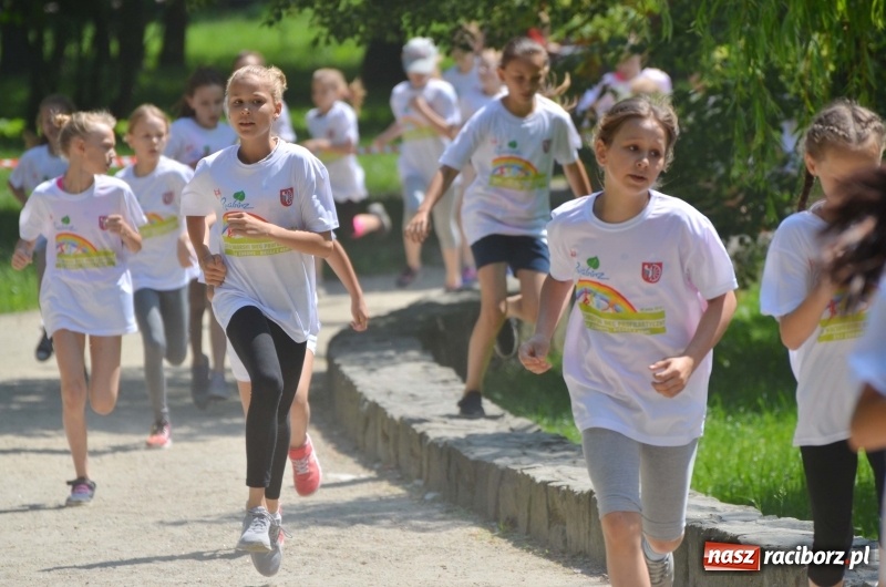 Zdjęcie w galerii na portalu naszraciborz.pl: Upał im niestraszny. Setki młodych biegaczy na starcie Raciborskiego Biegu Profilaktycznego  wiadomości z regionu