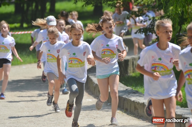 Zdjęcie w galerii na portalu naszraciborz.pl: Upał im niestraszny. Setki młodych biegaczy na starcie Raciborskiego Biegu Profilaktycznego  wiadomości z regionu