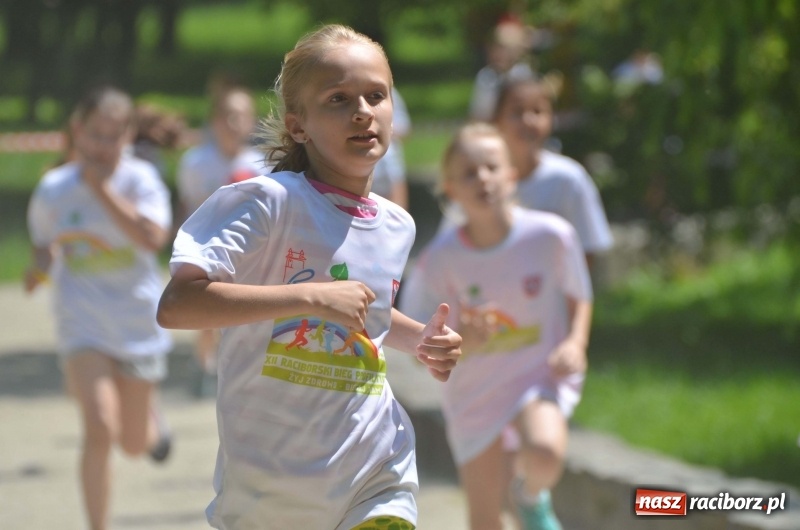 Zdjęcie w galerii na portalu naszraciborz.pl: Upał im niestraszny. Setki młodych biegaczy na starcie Raciborskiego Biegu Profilaktycznego  wiadomości z regionu