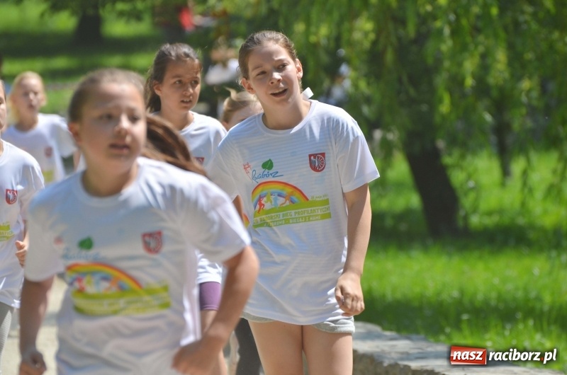 Zdjęcie w galerii na portalu naszraciborz.pl: Upał im niestraszny. Setki młodych biegaczy na starcie Raciborskiego Biegu Profilaktycznego  wiadomości z regionu
