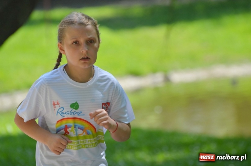Zdjęcie w galerii na portalu naszraciborz.pl: Upał im niestraszny. Setki młodych biegaczy na starcie Raciborskiego Biegu Profilaktycznego  wiadomości z regionu