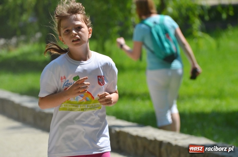 Zdjęcie w galerii na portalu naszraciborz.pl: Upał im niestraszny. Setki młodych biegaczy na starcie Raciborskiego Biegu Profilaktycznego  wiadomości z regionu