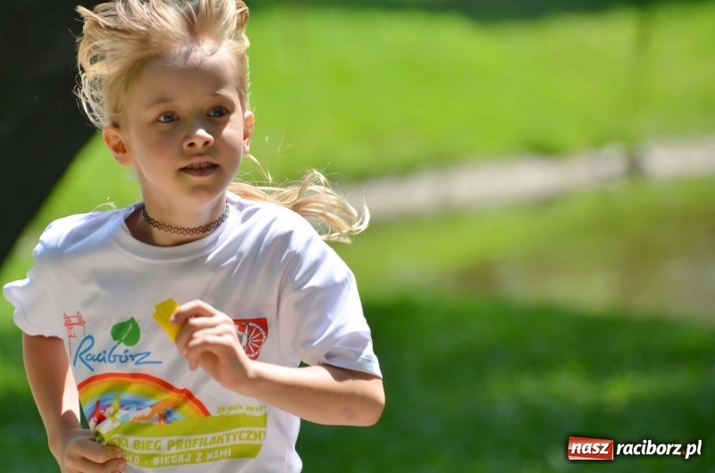 Zdjęcie w galerii na portalu naszraciborz.pl: Upał im niestraszny. Setki młodych biegaczy na starcie Raciborskiego Biegu Profilaktycznego  wiadomości z regionu