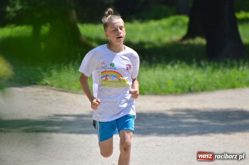 Zdjęcie w galerii na portalu naszraciborz.pl: Upał im niestraszny. Setki młodych biegaczy na starcie Raciborskiego Biegu Profilaktycznego  wiadomości z regionu