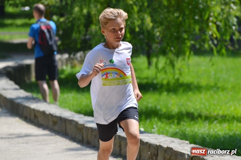 Zdjęcie w galerii na portalu naszraciborz.pl: Upał im niestraszny. Setki młodych biegaczy na starcie Raciborskiego Biegu Profilaktycznego  wiadomości z regionu