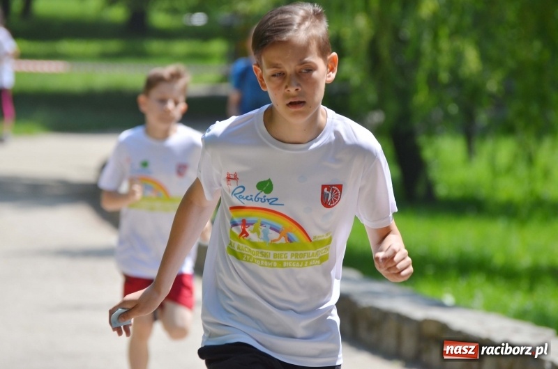Zdjęcie w galerii na portalu naszraciborz.pl: Upał im niestraszny. Setki młodych biegaczy na starcie Raciborskiego Biegu Profilaktycznego  wiadomości z regionu