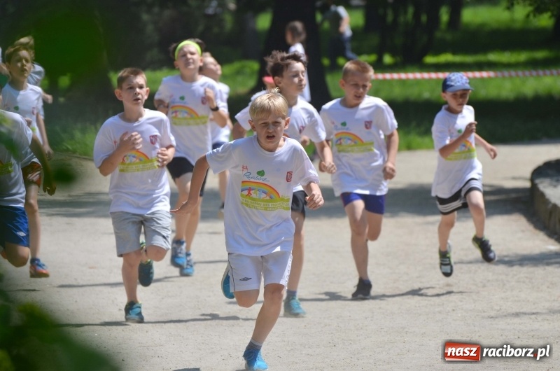 Zdjęcie w galerii na portalu naszraciborz.pl: Upał im niestraszny. Setki młodych biegaczy na starcie Raciborskiego Biegu Profilaktycznego  wiadomości z regionu