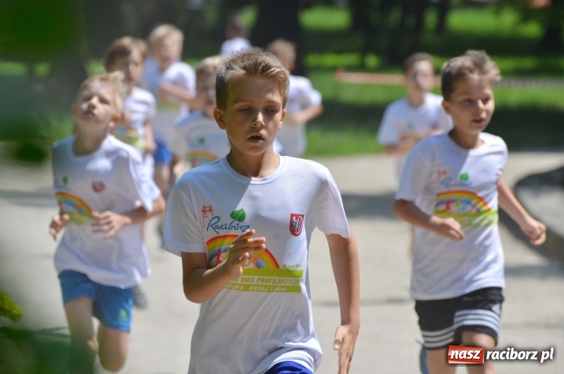 Zdjęcie w galerii na portalu naszraciborz.pl: Upał im niestraszny. Setki młodych biegaczy na starcie Raciborskiego Biegu Profilaktycznego  wiadomości z regionu