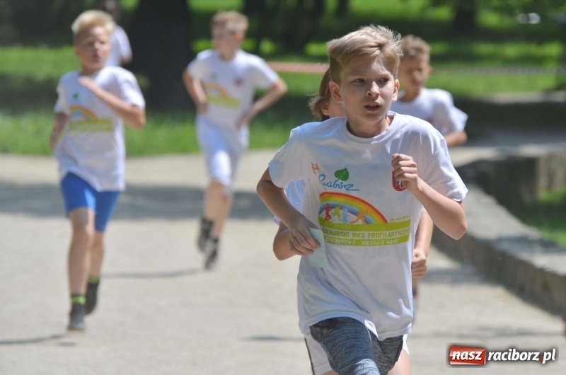 Zdjęcie w galerii na portalu naszraciborz.pl: Upał im niestraszny. Setki młodych biegaczy na starcie Raciborskiego Biegu Profilaktycznego  wiadomości z regionu