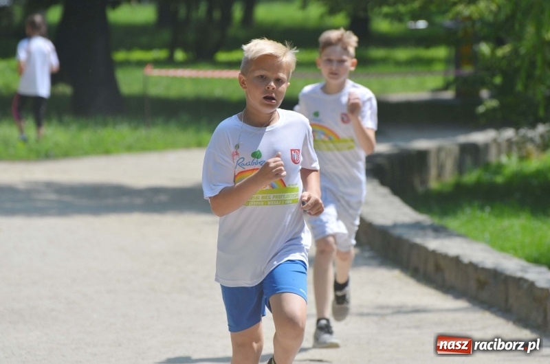 Zdjęcie w galerii na portalu naszraciborz.pl: Upał im niestraszny. Setki młodych biegaczy na starcie Raciborskiego Biegu Profilaktycznego  wiadomości z regionu