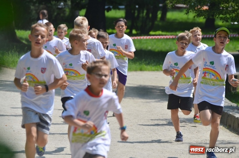 Zdjęcie w galerii na portalu naszraciborz.pl: Upał im niestraszny. Setki młodych biegaczy na starcie Raciborskiego Biegu Profilaktycznego  wiadomości z regionu