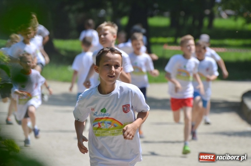 Zdjęcie w galerii na portalu naszraciborz.pl: Upał im niestraszny. Setki młodych biegaczy na starcie Raciborskiego Biegu Profilaktycznego  wiadomości z regionu