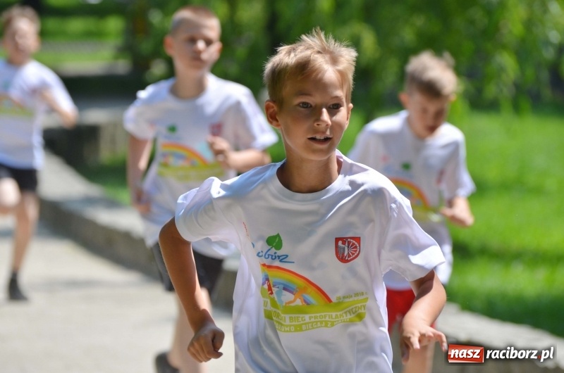 Zdjęcie w galerii na portalu naszraciborz.pl: Upał im niestraszny. Setki młodych biegaczy na starcie Raciborskiego Biegu Profilaktycznego  wiadomości z regionu