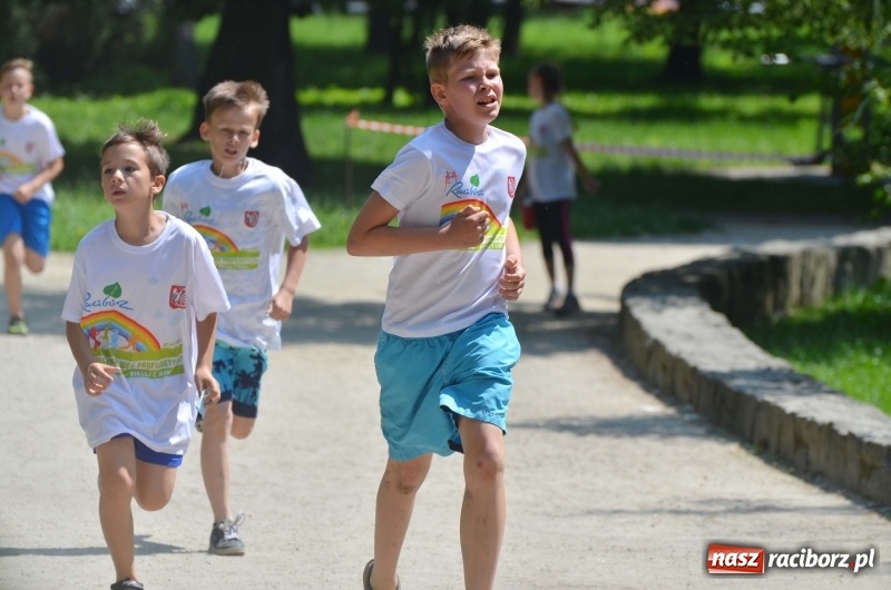 Zdjęcie w galerii na portalu naszraciborz.pl: Upał im niestraszny. Setki młodych biegaczy na starcie Raciborskiego Biegu Profilaktycznego  wiadomości z regionu