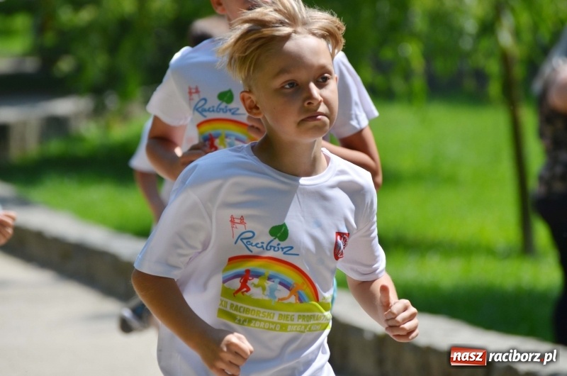 Zdjęcie w galerii na portalu naszraciborz.pl: Upał im niestraszny. Setki młodych biegaczy na starcie Raciborskiego Biegu Profilaktycznego  wiadomości z regionu