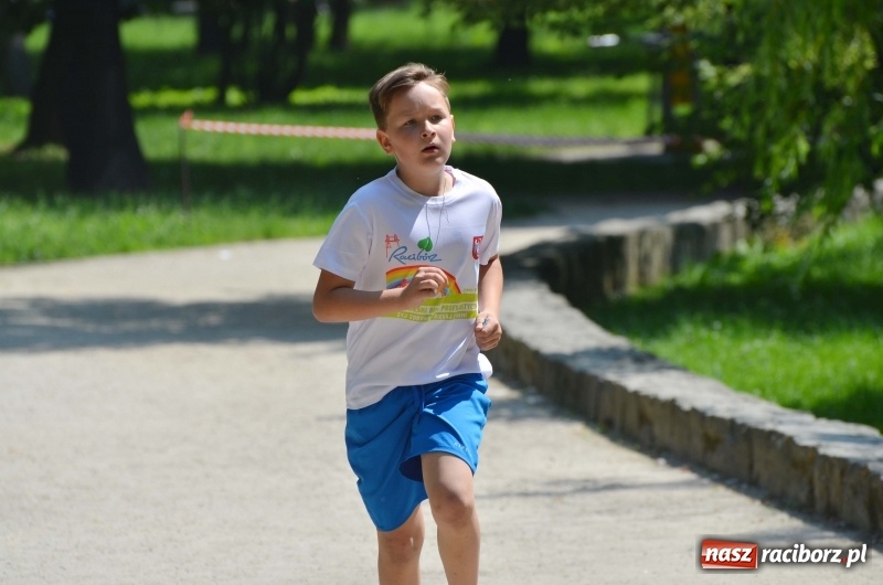 Zdjęcie w galerii na portalu naszraciborz.pl: Upał im niestraszny. Setki młodych biegaczy na starcie Raciborskiego Biegu Profilaktycznego  wiadomości z regionu