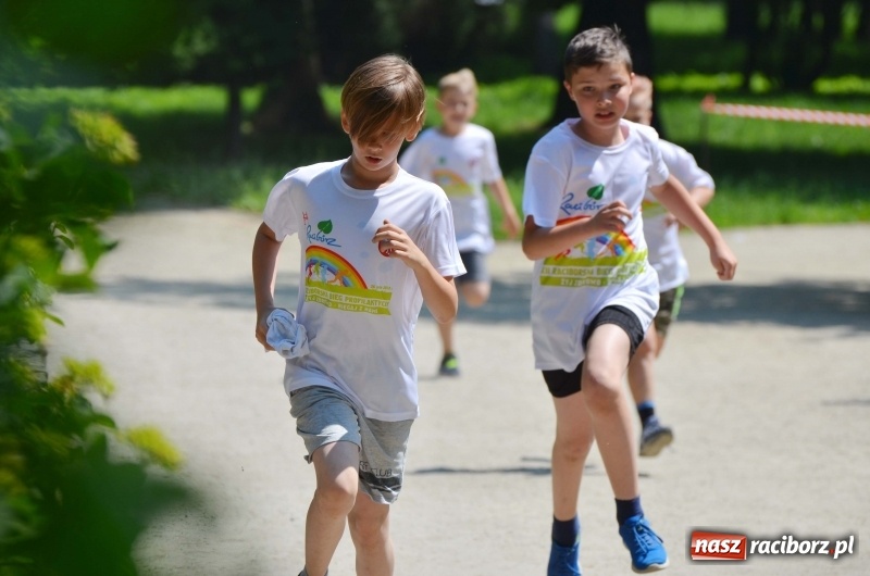 Zdjęcie w galerii na portalu naszraciborz.pl: Upał im niestraszny. Setki młodych biegaczy na starcie Raciborskiego Biegu Profilaktycznego  wiadomości z regionu