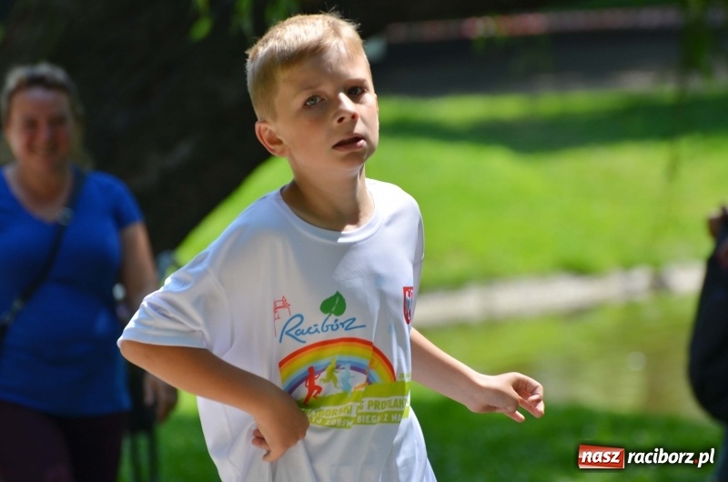 Zdjęcie w galerii na portalu naszraciborz.pl: Upał im niestraszny. Setki młodych biegaczy na starcie Raciborskiego Biegu Profilaktycznego  wiadomości z regionu