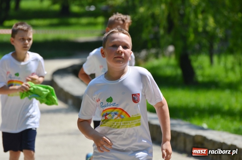 Zdjęcie w galerii na portalu naszraciborz.pl: Upał im niestraszny. Setki młodych biegaczy na starcie Raciborskiego Biegu Profilaktycznego  wiadomości z regionu