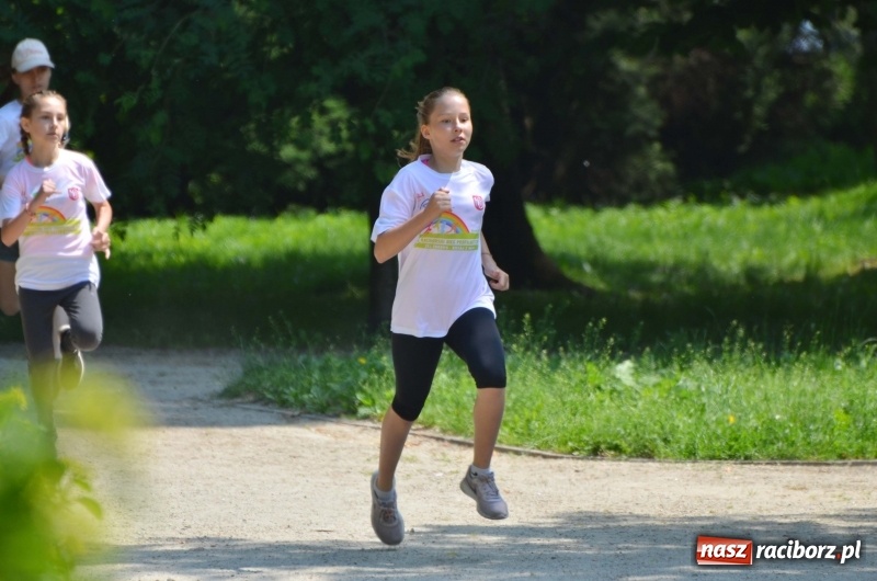 Zdjęcie w galerii na portalu naszraciborz.pl: Upał im niestraszny. Setki młodych biegaczy na starcie Raciborskiego Biegu Profilaktycznego  wiadomości z regionu