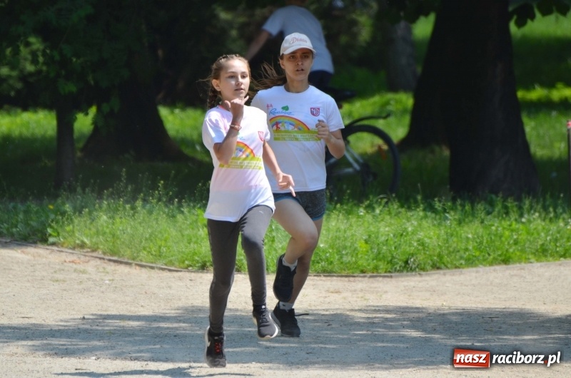 Zdjęcie w galerii na portalu naszraciborz.pl: Upał im niestraszny. Setki młodych biegaczy na starcie Raciborskiego Biegu Profilaktycznego  wiadomości z regionu
