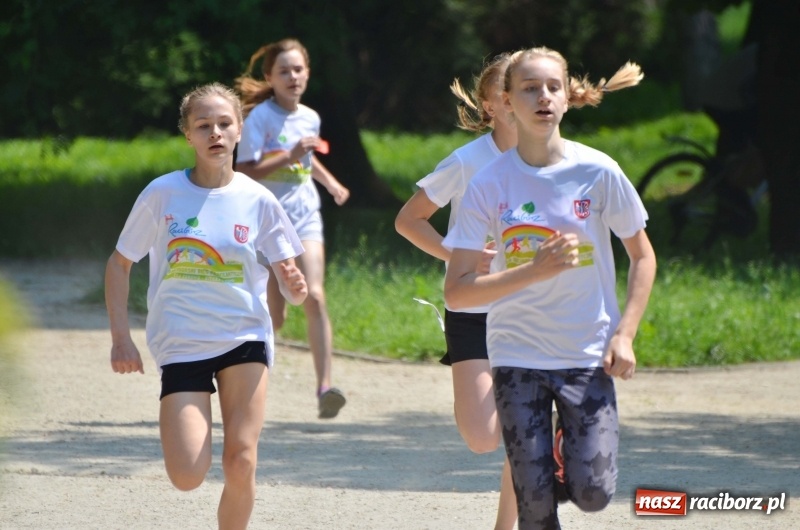 Zdjęcie w galerii na portalu naszraciborz.pl: Upał im niestraszny. Setki młodych biegaczy na starcie Raciborskiego Biegu Profilaktycznego  wiadomości z regionu