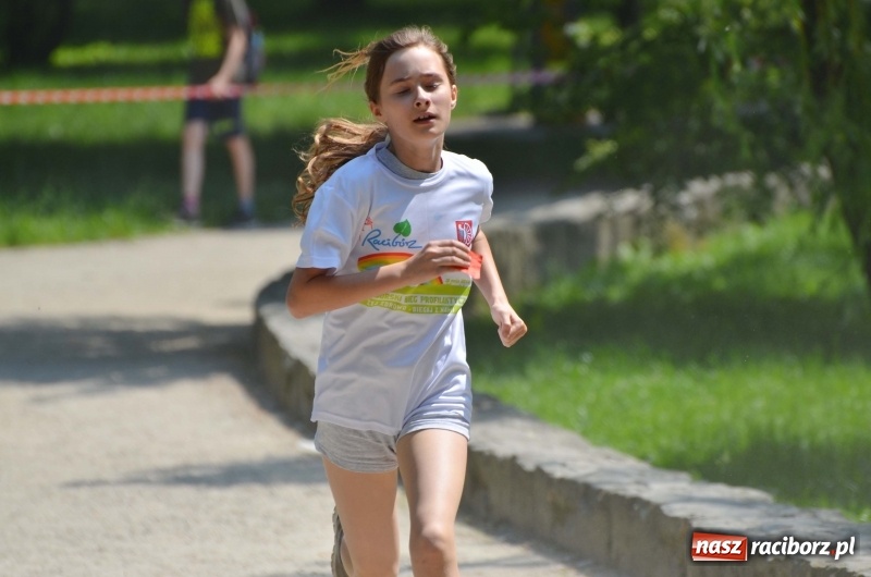 Zdjęcie w galerii na portalu naszraciborz.pl: Upał im niestraszny. Setki młodych biegaczy na starcie Raciborskiego Biegu Profilaktycznego  wiadomości z regionu