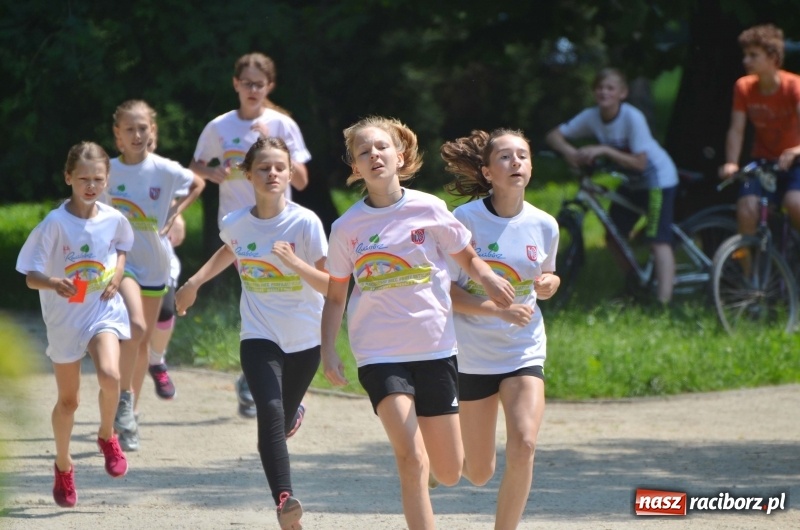 Zdjęcie w galerii na portalu naszraciborz.pl: Upał im niestraszny. Setki młodych biegaczy na starcie Raciborskiego Biegu Profilaktycznego  wiadomości z regionu