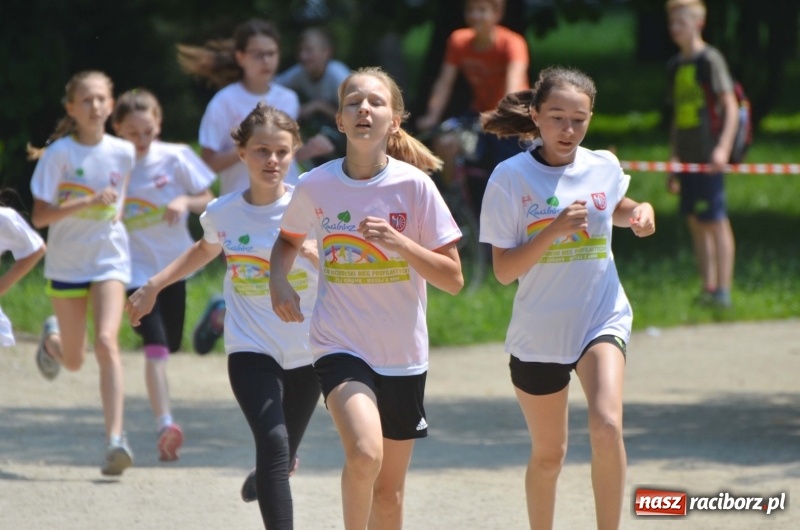 Zdjęcie w galerii na portalu naszraciborz.pl: Upał im niestraszny. Setki młodych biegaczy na starcie Raciborskiego Biegu Profilaktycznego  wiadomości z regionu