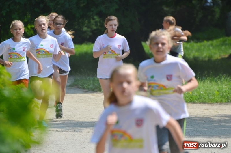 Zdjęcie w galerii na portalu naszraciborz.pl: Upał im niestraszny. Setki młodych biegaczy na starcie Raciborskiego Biegu Profilaktycznego  wiadomości z regionu