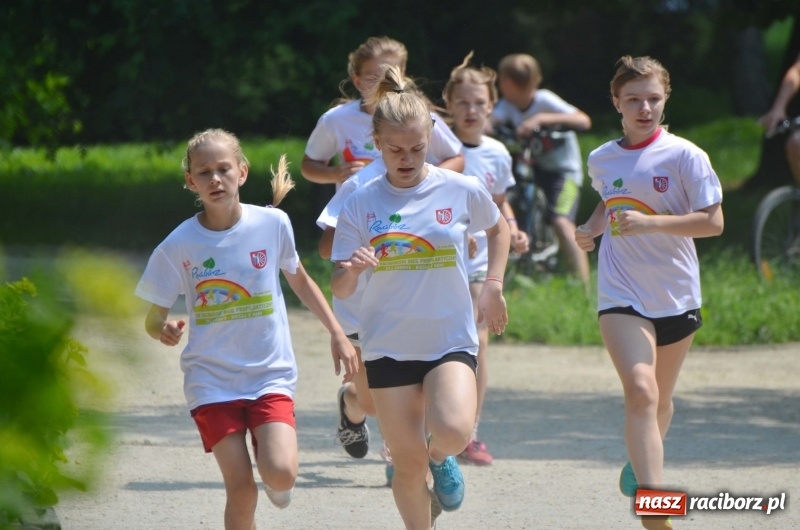 Zdjęcie w galerii na portalu naszraciborz.pl: Upał im niestraszny. Setki młodych biegaczy na starcie Raciborskiego Biegu Profilaktycznego  wiadomości z regionu