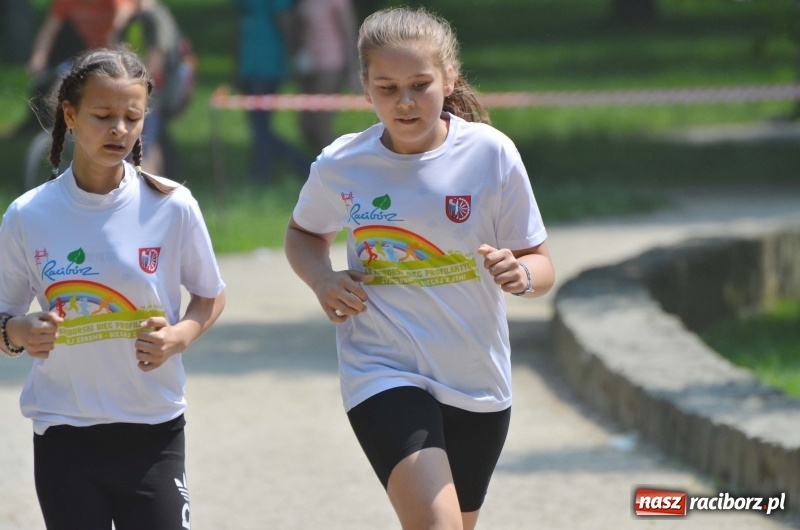 Zdjęcie w galerii na portalu naszraciborz.pl: Upał im niestraszny. Setki młodych biegaczy na starcie Raciborskiego Biegu Profilaktycznego  wiadomości z regionu