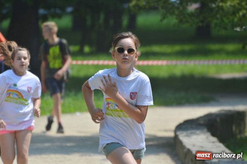 Zdjęcie w galerii na portalu naszraciborz.pl: Upał im niestraszny. Setki młodych biegaczy na starcie Raciborskiego Biegu Profilaktycznego  wiadomości z regionu