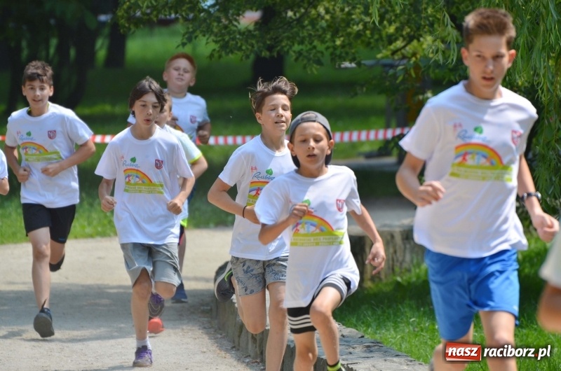 Zdjęcie w galerii na portalu naszraciborz.pl: Upał im niestraszny. Setki młodych biegaczy na starcie Raciborskiego Biegu Profilaktycznego  wiadomości z regionu