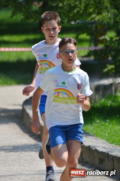 Zdjęcie w galerii na portalu naszraciborz.pl: Upał im niestraszny. Setki młodych biegaczy na starcie Raciborskiego Biegu Profilaktycznego  wiadomości z regionu