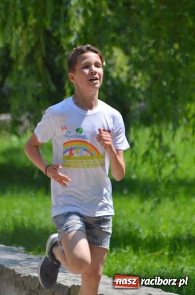 Zdjęcie w galerii na portalu naszraciborz.pl: Upał im niestraszny. Setki młodych biegaczy na starcie Raciborskiego Biegu Profilaktycznego  wiadomości z regionu