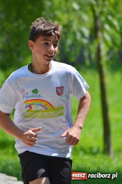 Zdjęcie w galerii na portalu naszraciborz.pl: Upał im niestraszny. Setki młodych biegaczy na starcie Raciborskiego Biegu Profilaktycznego  wiadomości z regionu