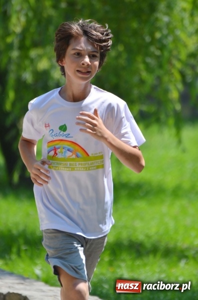 Zdjęcie w galerii na portalu naszraciborz.pl: Upał im niestraszny. Setki młodych biegaczy na starcie Raciborskiego Biegu Profilaktycznego  wiadomości z regionu