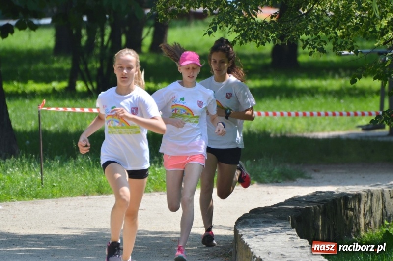 Zdjęcie w galerii na portalu naszraciborz.pl: Upał im niestraszny. Setki młodych biegaczy na starcie Raciborskiego Biegu Profilaktycznego  wiadomości z regionu