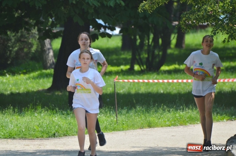 Zdjęcie w galerii na portalu naszraciborz.pl: Upał im niestraszny. Setki młodych biegaczy na starcie Raciborskiego Biegu Profilaktycznego  wiadomości z regionu