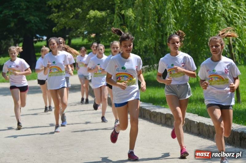 Zdjęcie w galerii na portalu naszraciborz.pl: Upał im niestraszny. Setki młodych biegaczy na starcie Raciborskiego Biegu Profilaktycznego  wiadomości z regionu
